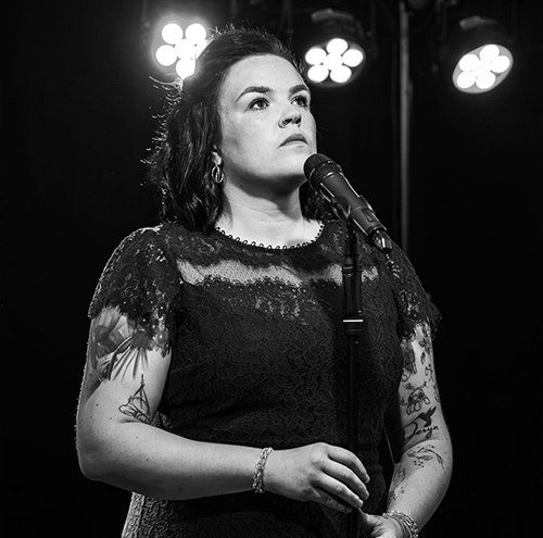 llun du a gwyn o Sophie Roxanne